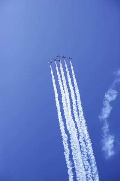 2011 en Granada, GRANADA, España, ESPAÑA - 19 DE JUNIO: Patrulla Aerobática Española (Patrulla Águila) realiza en una exhibición aérea (Jornada de puertas abiertas de la base aérea Armilla) el 19 de junio —  Fotos de Stock