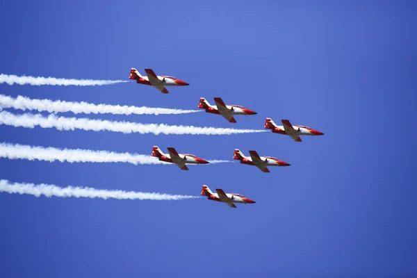 2011 en Granada, GRANADA, España, ESPAÑA - 19 DE JUNIO: Patrulla Aerobática Española (Patrulla Águila) realiza en una exhibición aérea (Jornada de puertas abiertas de la base aérea Armilla) el 19 de junio —  Fotos de Stock