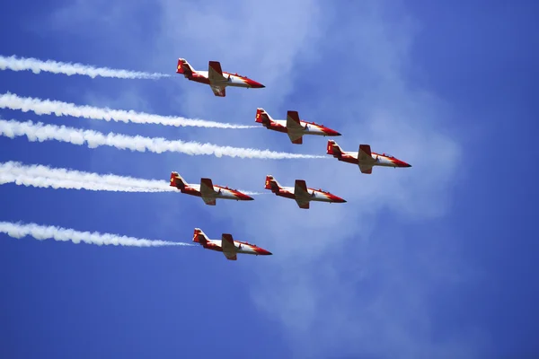 2011 a Granada, GRANADA, Spagna, SPAGNA - 19 GIUGNO: Pattuglia Aerobatica Spagnola (Eagle Patrol) si esibirà ad uno spettacolo aereo (Open day della base aerea Armilla) il 19 giugno — Foto Stock