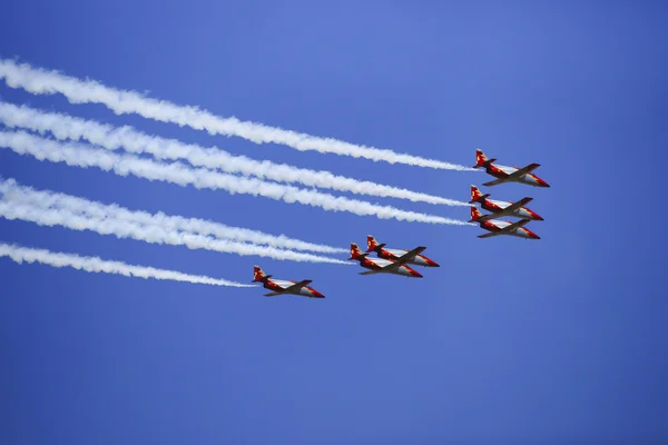 2011 en Granada, GRANADA, España, ESPAÑA - 19 DE JUNIO: Patrulla Aerobática Española (Patrulla Águila) realiza en una exhibición aérea (Jornada de puertas abiertas de la base aérea Armilla) el 19 de junio —  Fotos de Stock