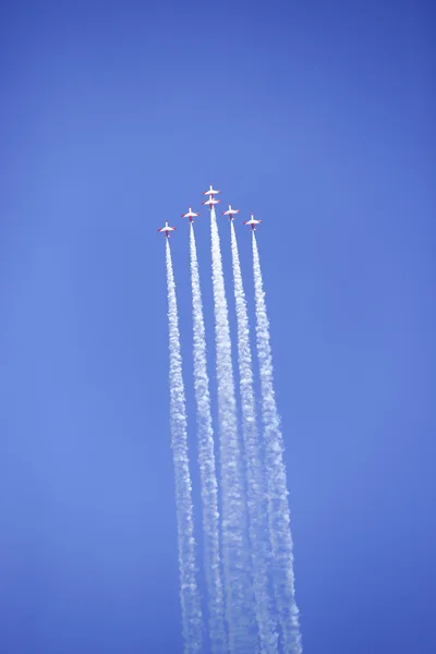 2011 en Granada, GRANADA, España, ESPAÑA - 19 DE JUNIO: Patrulla Aerobática Española (Patrulla Águila) realiza en una exhibición aérea (Jornada de puertas abiertas de la base aérea Armilla) el 19 de junio —  Fotos de Stock