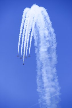 Granada, Granada, İspanya, İspanya - 19 Haziran 2011: akrobasi devriye (Kartal devriye) gerçekleştirmek bir Havacılık Fuarında (Open day Armilla hava üssü) 19 Haziran İspanyolca