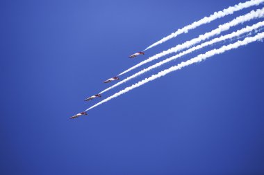 Granada, Granada, İspanya, İspanya - 19 Haziran 2011: akrobasi devriye (Kartal devriye) gerçekleştirmek bir Havacılık Fuarında (Open day Armilla hava üssü) 19 Haziran İspanyolca