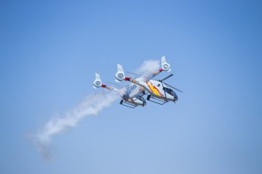 Granada, İspanya - 18 Mayıs: Akrobasi İspanyol helikopter devriye (Aspa devriye) gerçekleştirmek airshow (Aspa devriye Granada şehrinde 10 Aanniversary), 18 Mayıs 2014 Granada, İspanya