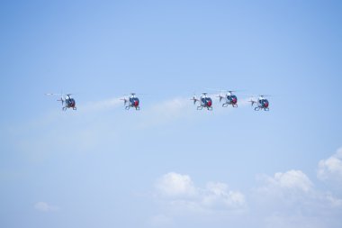 Granada, İspanya - 18 Mayıs: Akrobasi İspanyol helikopter devriye (Aspa devriye) gerçekleştirmek airshow (Aspa devriye Granada şehrinde 10 Aanniversary), 18 Mayıs 2014 Granada, İspanya
