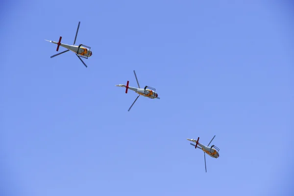 2011 à Grenade, GRANADA, espagne, ESPAGNE - 19 JUIN : Patrouille aérienne espagnole (Eagle Patrol) effectuer à un spectacle aérien (Journée portes ouvertes de la base aérienne Armilla) sur Juin 19 — Photo