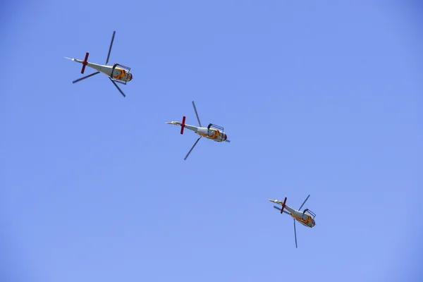 2011 in Granada, Granada, Spanje, Spanje - 19 juni: Aerobatic Spaanse patrouille (Eagle Patrol) uit te voeren op een airshow (Open dag van de vliegbasis Armilla) op 19 juni — Stockfoto