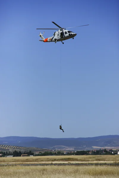 2011 em Granada, GRANADA, Espanha - JUNHO 19: Patrulha Aerobática Espanhola (Patrulha da Águia) se apresentam em um show aéreo (Dia Aberto da Base Aérea Armilla) em 19 de junho — Fotografia de Stock