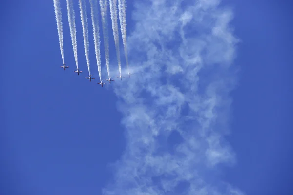 2011 em Granada, GRANADA, Espanha - JUNHO 19: Patrulha Aerobática Espanhola (Patrulha da Águia) se apresentam em um show aéreo (Dia Aberto da Base Aérea Armilla) em 19 de junho — Fotografia de Stock