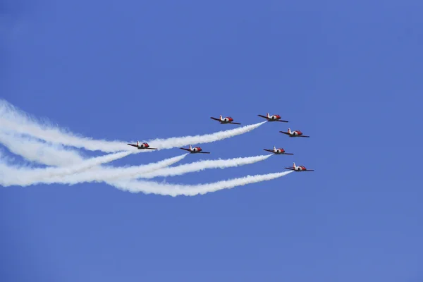 2011 год в Гранаде, Гранада, Испания - 19 июня: Пилотажный испанский патруль (Eagle Patrol) выступит на авиашоу (День открытых дверей авиабазы Армия) 19 июня — стоковое фото