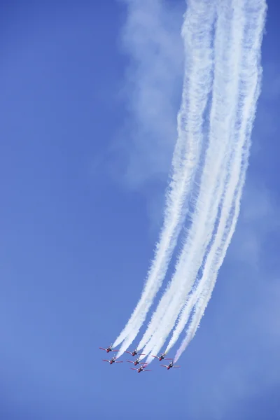 2011 en Granada, GRANADA, España, ESPAÑA - 19 DE JUNIO: Patrulla Aerobática Española (Patrulla Águila) realiza en una exhibición aérea (Jornada de puertas abiertas de la base aérea Armilla) el 19 de junio —  Fotos de Stock