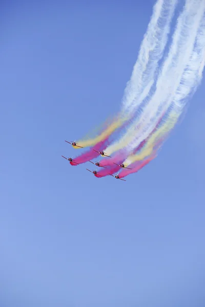 2011 en Granada, GRANADA, España, ESPAÑA - 19 DE JUNIO: Patrulla Aerobática Española (Patrulla Águila) realiza en una exhibición aérea (Jornada de puertas abiertas de la base aérea Armilla) el 19 de junio —  Fotos de Stock