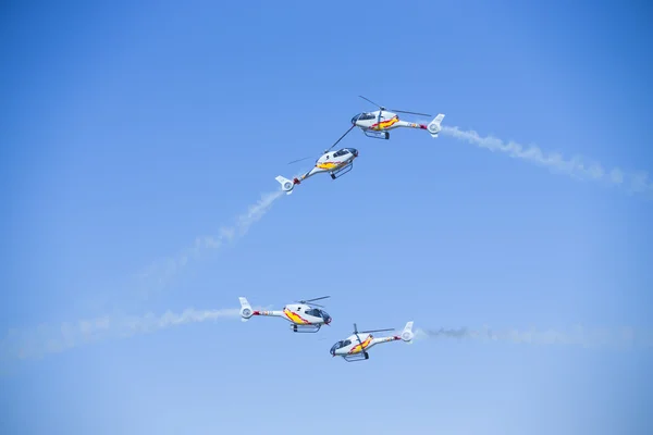 グラナダ, スペイン - する場合があります 18: 曲技飛行スペイン ヘリコプターのパトロール (Aspa パトロール) 航空ショー (グラナダの Aspa パトロールの 10 Aanniversary) で 2014 年 5 月 18 日にグラナダ、スペイン — ストック写真