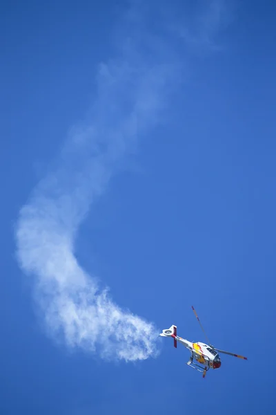 : Granada, Spanje - 18 acrobatische helikopter Spaanse patrouille (Aspa Patrol) op mag Uitvoeren op airshow (10 Aanniversary van Aspa patrouille in Granada), 18 mei 2014 in Granada, Spanje — Stockfoto