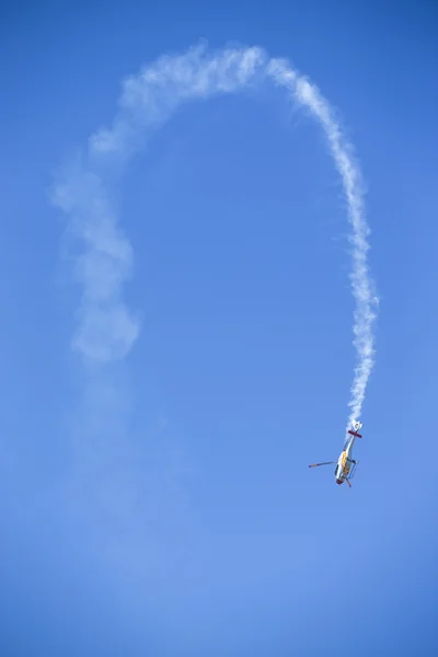 ГРАНАДА, ИСПАНИЯ - 18 мая 2014 года: Аэробатический испанский вертолетный патруль (ASPA Patrol) выступит на авиашоу (10-летие Aspa Patrol в Гранаде) 18 мая 2014 года в Гранаде, Испания — стоковое фото