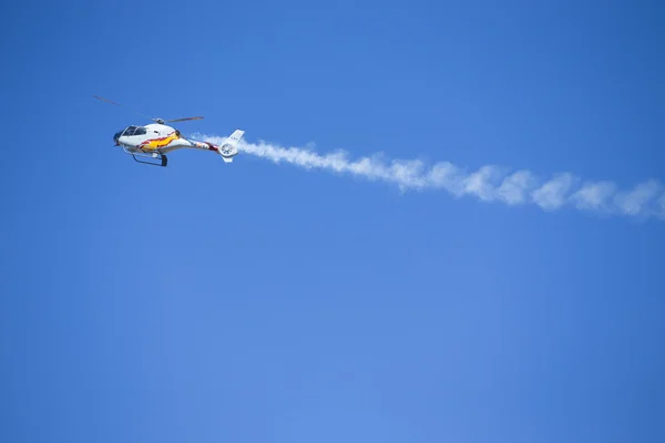 : Granada, Španělsko - 18 španělský akrobatický vrtulník hlídkový (Aspa Patrol) provádět na airshow (10 Aanniversary Aspa hlídky v Granadě) na 18 května 2014 v Granada, Španělsko — Stock fotografie