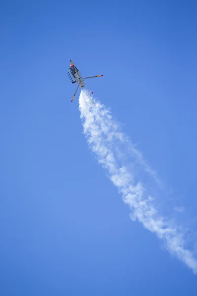 : Granada, Spanje - 18 acrobatische helikopter Spaanse patrouille (Aspa Patrol) op mag Uitvoeren op airshow (10 Aanniversary van Aspa patrouille in Granada), 18 mei 2014 in Granada, Spanje — Stockfoto