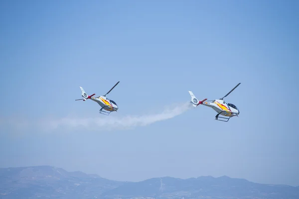 GRANADA, ESPANHA - 18 de maio: Patrulha Aerobática de Helicóptero Espanhola (Patrulha ASPA) se apresenta no show aéreo (10 anos da Patrulha Aspa em Granada) em 18 de maio de 2014 em Granada, Espanha — Fotografia de Stock