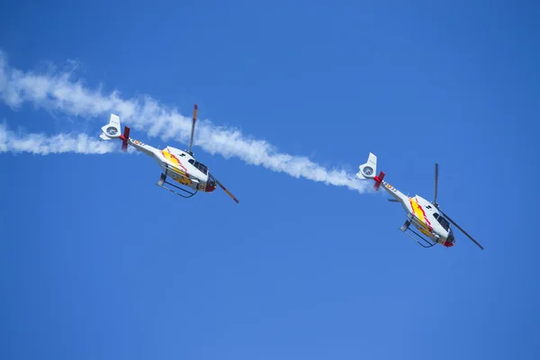 : Granada, Spanje - 18 acrobatische helikopter Spaanse patrouille (Aspa Patrol) op mag Uitvoeren op airshow (10 Aanniversary van Aspa patrouille in Granada), 18 mei 2014 in Granada, Spanje — Stockfoto