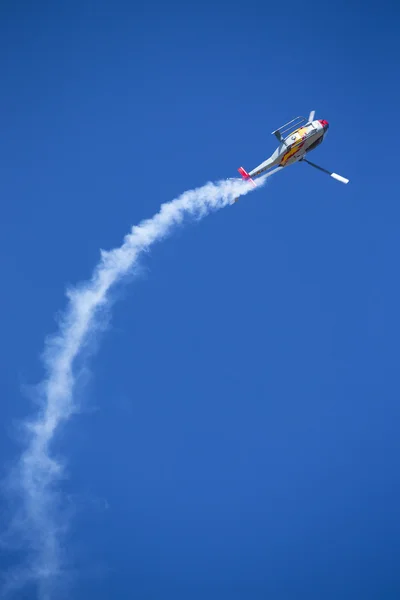 : Granada, Spanje - 18 acrobatische helikopter Spaanse patrouille (Aspa Patrol) op mag Uitvoeren op airshow (10 Aanniversary van Aspa patrouille in Granada), 18 mei 2014 in Granada, Spanje — Stockfoto