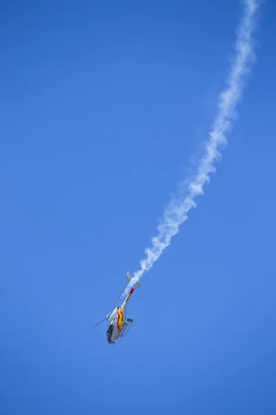 : Granada, Spanyolország - 18 műrepülő spanyol helikopter patrol (Aspa Patrol) végezhet a airshow (10 Aanniversary Aspa Patrol, Granada) 2014. május 18., Granada, Spanyolország — Stock Fotó