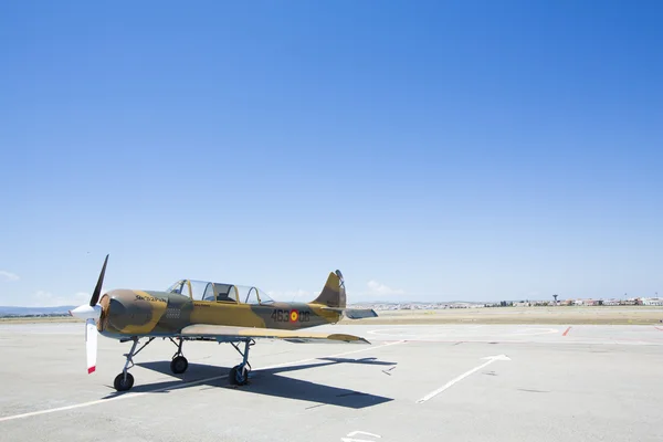 Granada, spanien - 18. Mai: Kunstflug-Patrouille des spanischen Hubschraubers (aspa patrol) auf der Airshow (10. Jahrestag der aspa patrouille in granada) am 18. Mai 2014 in granada, spanien — Stockfoto