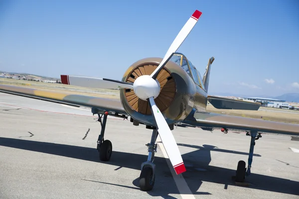 Granada, spanien - 18. Mai: Kunstflug-Patrouille des spanischen Hubschraubers (aspa patrol) auf der Airshow (10. Jahrestag der aspa patrouille in granada) am 18. Mai 2014 in granada, spanien — Stockfoto