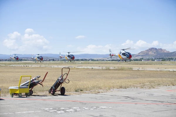 : Granada, Španělsko - 18 španělský akrobatický vrtulník hlídkový (Aspa Patrol) provádět na airshow (10 Aanniversary Aspa hlídky v Granadě) na 18 května 2014 v Granada, Španělsko — Stock fotografie