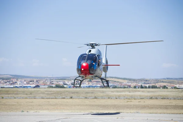 GRANADA, SPAGNA - 18 maggio: La pattuglia aerea spagnola di elicotteri (pattuglia ASPA) si esibisce allo spettacolo aereo (10 anniversario della pattuglia Aspa a Granada) il 18 maggio 2014 a Granada, Spagna — Foto Stock