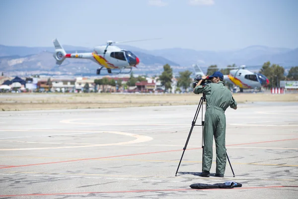 : Granada, Španělsko - 18 španělský akrobatický vrtulník hlídkový (Aspa Patrol) provádět na airshow (10 Aanniversary Aspa hlídky v Granadě) na 18 května 2014 v Granada, Španělsko — Stock fotografie