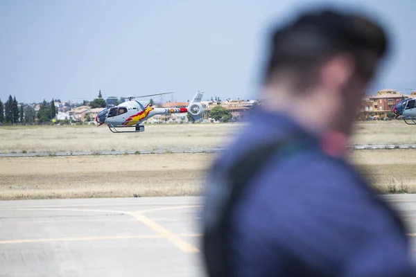 : Granada, Španělsko - 18 španělský akrobatický vrtulník hlídkový (Aspa Patrol) provádět na airshow (10 Aanniversary Aspa hlídky v Granadě) na 18 května 2014 v Granada, Španělsko — Stock fotografie