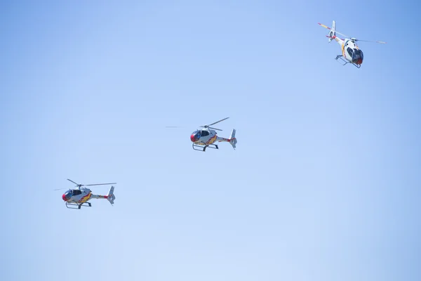 GRANADA, SPAIN - 18. mai: Aerobatisk spansk helikopterpatrulje (ASPA-patrulje) opptrer på flystevnet (10-årsjubileum for Aspa-patruljen i Granada) 18. mai 2014 i Granada, Spania – stockfoto