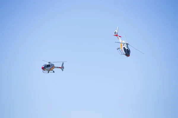 GRANADA, SPAIN - 18. mai: Aerobatisk spansk helikopterpatrulje (ASPA-patrulje) opptrer på flystevnet (10-årsjubileum for Aspa-patruljen i Granada) 18. mai 2014 i Granada, Spania – stockfoto