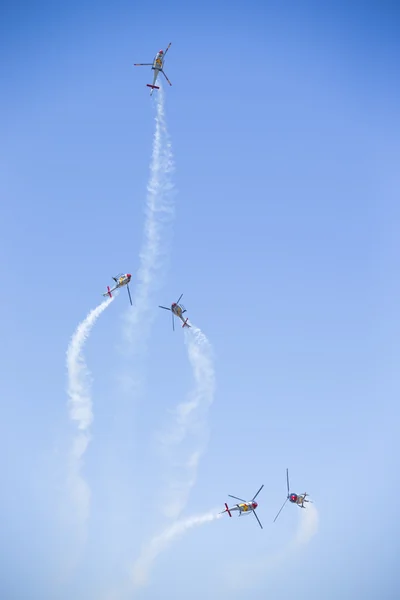 ग्रॅनाडा, स्पेन मे 18: एरोबॅटिक स्पॅनिश हेलिकॉप्टर गस्त (एएसपीए गस्त) 18 मे, 2014 रोजी ग्रॅनाडा, स्पेन येथे एअर शो (10 ग्रॅनाडा मधील असपा पॅट्रोलचा वर्धापनदिन) येथे सादर करा — स्टॉक फोटो, इमेज