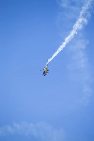 Granada, Hiszpania - 18 maja: Akrobacji śmigłowca hiszpański patrol (Aspa Patrol) wykonać airshow (10 Aanniversary Aspa Patrol w Granada) na 18 maja 2014 w Granada, Hiszpania — Zdjęcie stockowe
