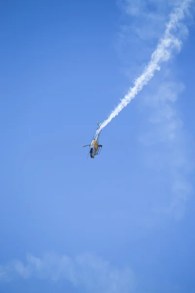 : Granada, Spanje - 18 acrobatische helikopter Spaanse patrouille (Aspa Patrol) op mag Uitvoeren op airshow (10 Aanniversary van Aspa patrouille in Granada), 18 mei 2014 in Granada, Spanje — Stockfoto