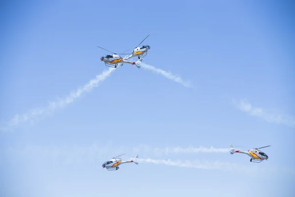 : Granada, Španělsko - 18 španělský akrobatický vrtulník hlídkový (Aspa Patrol) provádět na airshow (10 Aanniversary Aspa hlídky v Granadě) na 18 května 2014 v Granada, Španělsko — Stock fotografie