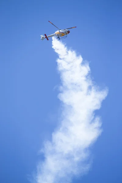 : Granada, Španělsko - 18 španělský akrobatický vrtulník hlídkový (Aspa Patrol) provádět na airshow (10 Aanniversary Aspa hlídky v Granadě) na 18 května 2014 v Granada, Španělsko — Stock fotografie