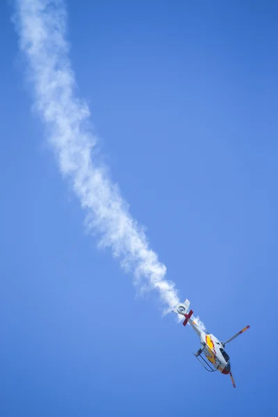 : Granada, Spanje - 18 acrobatische helikopter Spaanse patrouille (Aspa Patrol) op mag Uitvoeren op airshow (10 Aanniversary van Aspa patrouille in Granada), 18 mei 2014 in Granada, Spanje — Stockfoto