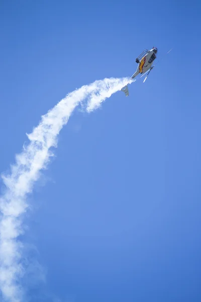Γρανάδα, Ισπανία - 18 Μαΐου: Ακροβατικό ελικόπτερο της ισπανικής περιπόλου (Aspa Patrol) εκτελεί στο airshow (10 Aanniversary ΑΣΠΑ περιπόλου στη Γρανάδα) στις 18 Μαΐου, 2014 στη Γρανάδα, Ισπανία — Φωτογραφία Αρχείου