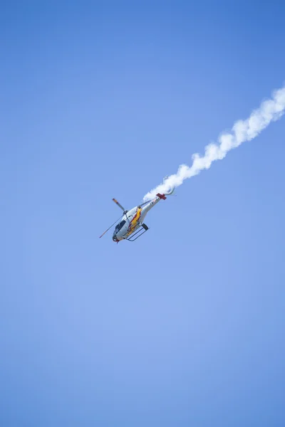 GRANADA, SPAGNA - 18 maggio: La pattuglia aerea spagnola di elicotteri (pattuglia ASPA) si esibisce allo spettacolo aereo (10 anniversario della pattuglia Aspa a Granada) il 18 maggio 2014 a Granada, Spagna — Foto Stock