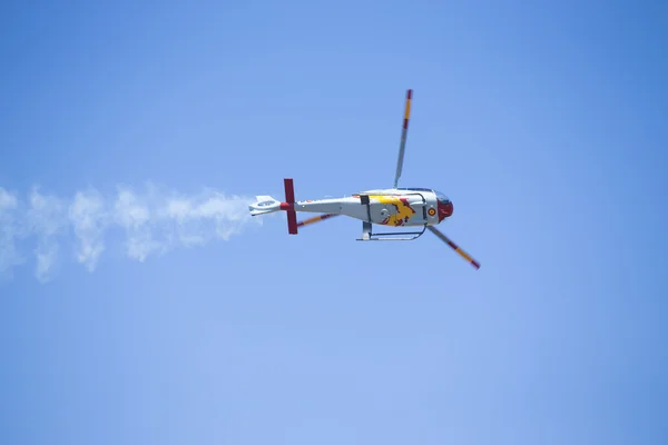 : Granada, Spanje - 18 acrobatische helikopter Spaanse patrouille (Aspa Patrol) op mag Uitvoeren op airshow (10 Aanniversary van Aspa patrouille in Granada), 18 mei 2014 in Granada, Spanje — Stockfoto