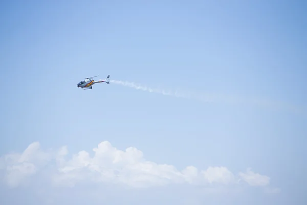 GRANADA, ESPAGNE - 18 mai : La patrouille espagnole d'hélicoptères de voltige (ASPA Patrol) se produit au salon aérien (10e anniversaire de la patrouille Aspa à Grenade) le 18 mai 2014 à Grenade, Espagne — Photo