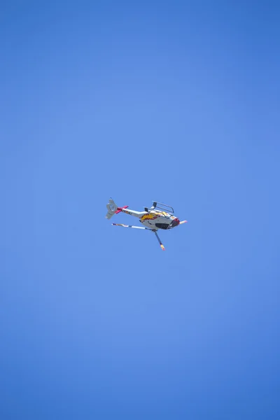 GRANADA, SPAIN - 18. mai: Aerobatisk spansk helikopterpatrulje (ASPA-patrulje) opptrer på flystevnet (10-årsjubileum for Aspa-patruljen i Granada) 18. mai 2014 i Granada, Spania – stockfoto