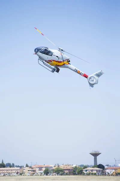 西班牙格拉纳达-5 月 18 日: 特技西班牙直升机巡逻 (Aspa 巡逻队) 表演 (Aspa 巡逻队在格拉纳达的 10 Aanniversary) 航展对 2014 年 5 月 18 日在西班牙格拉纳达 — 图库照片