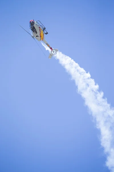 : Granada, Spanje - 18 acrobatische helikopter Spaanse patrouille (Aspa Patrol) op mag Uitvoeren op airshow (10 Aanniversary van Aspa patrouille in Granada), 18 mei 2014 in Granada, Spanje — Stockfoto