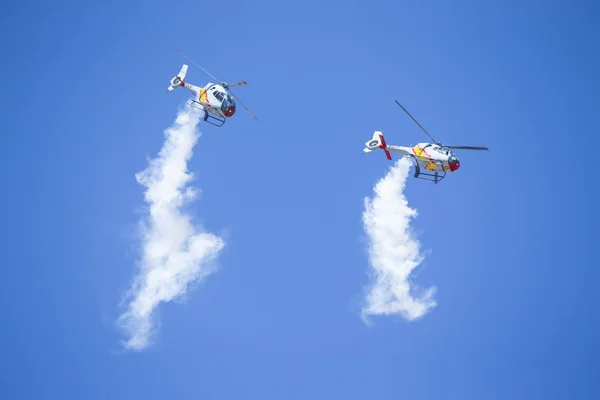 GRANADA, SPAGNA - 18 maggio: La pattuglia aerea spagnola di elicotteri (pattuglia ASPA) si esibisce allo spettacolo aereo (10 anniversario della pattuglia Aspa a Granada) il 18 maggio 2014 a Granada, Spagna — Foto Stock