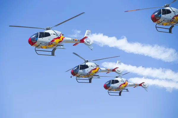 : Granada, Španělsko - 18 španělský akrobatický vrtulník hlídkový (Aspa Patrol) provádět na airshow (10 Aanniversary Aspa hlídky v Granadě) na 18 května 2014 v Granada, Španělsko — Stock fotografie