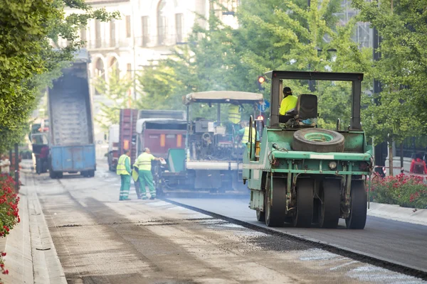 Compattatore di rulli vibranti pesanti in asfalto pavimentazione lavori per r — Foto Stock