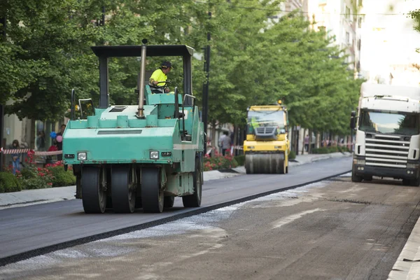 Compattatore di rulli vibranti pesanti in asfalto pavimentazione lavori per r — Foto Stock
